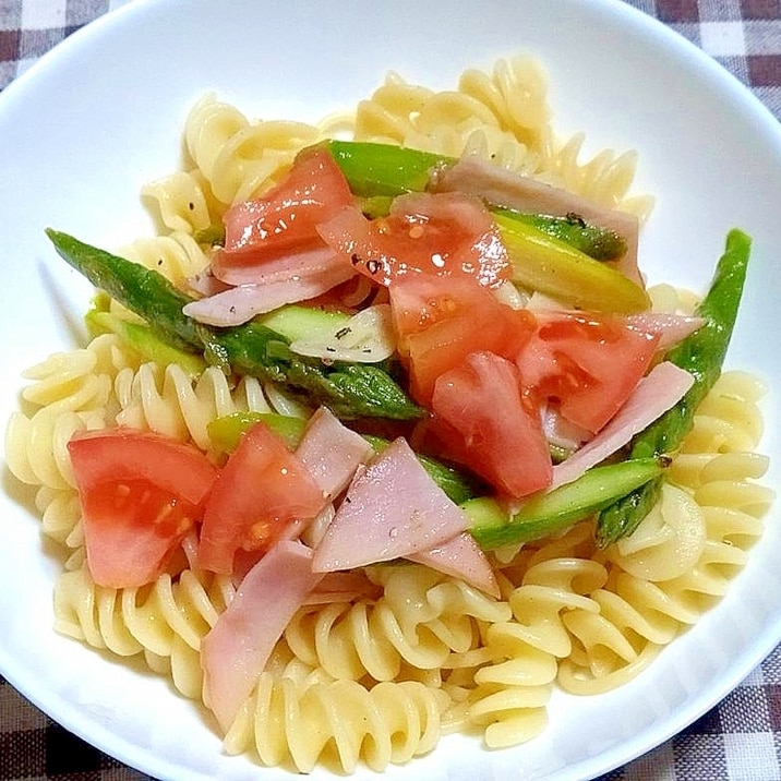 アスパラとハムとトマトのパスタ